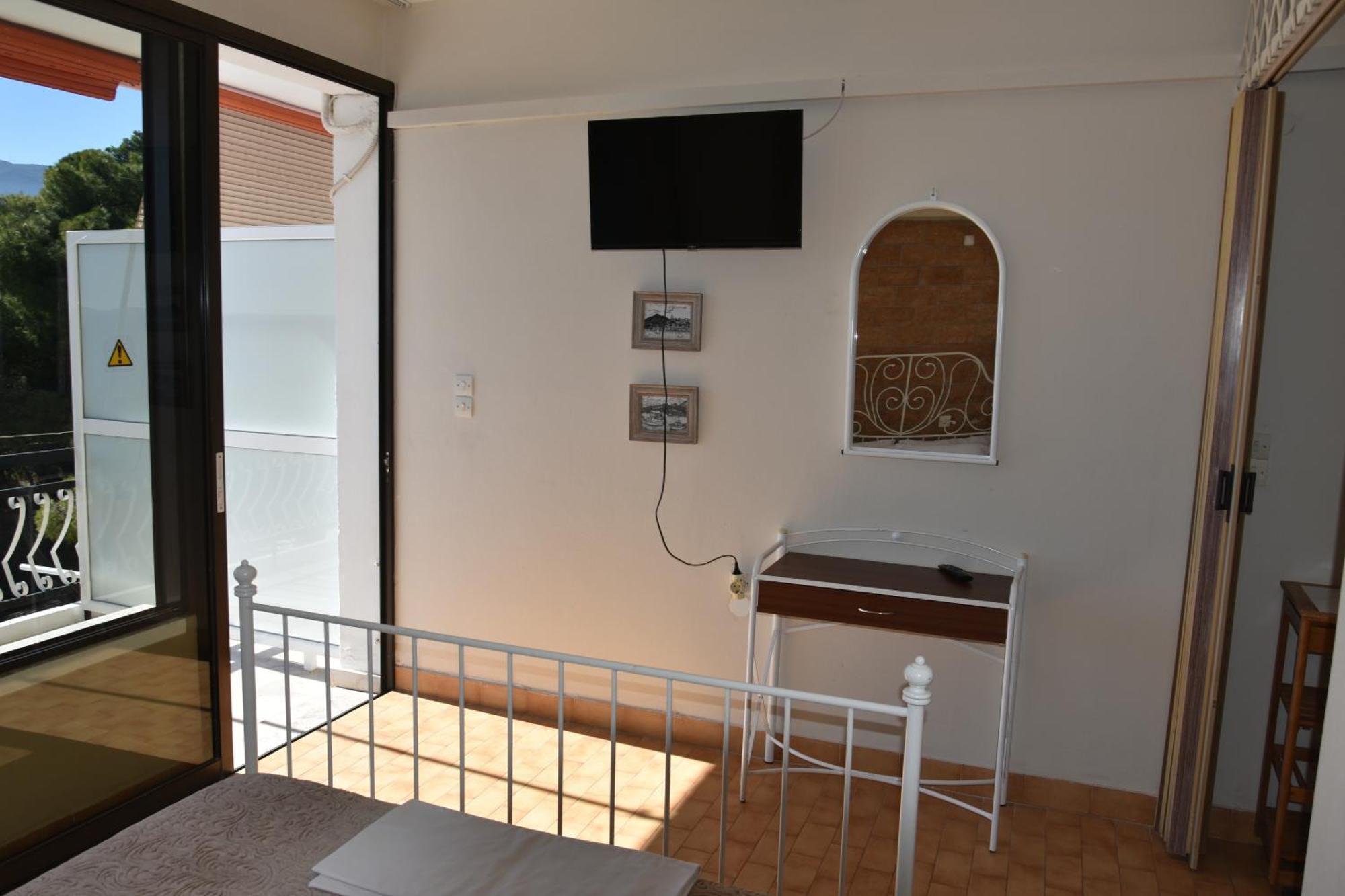 Lions 2 Studios & Apartments, Poros Island. Poros Town Bagian luar foto