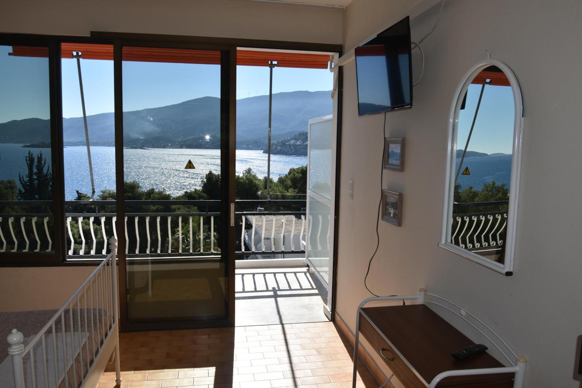 Lions 2 Studios & Apartments, Poros Island. Poros Town Bagian luar foto
