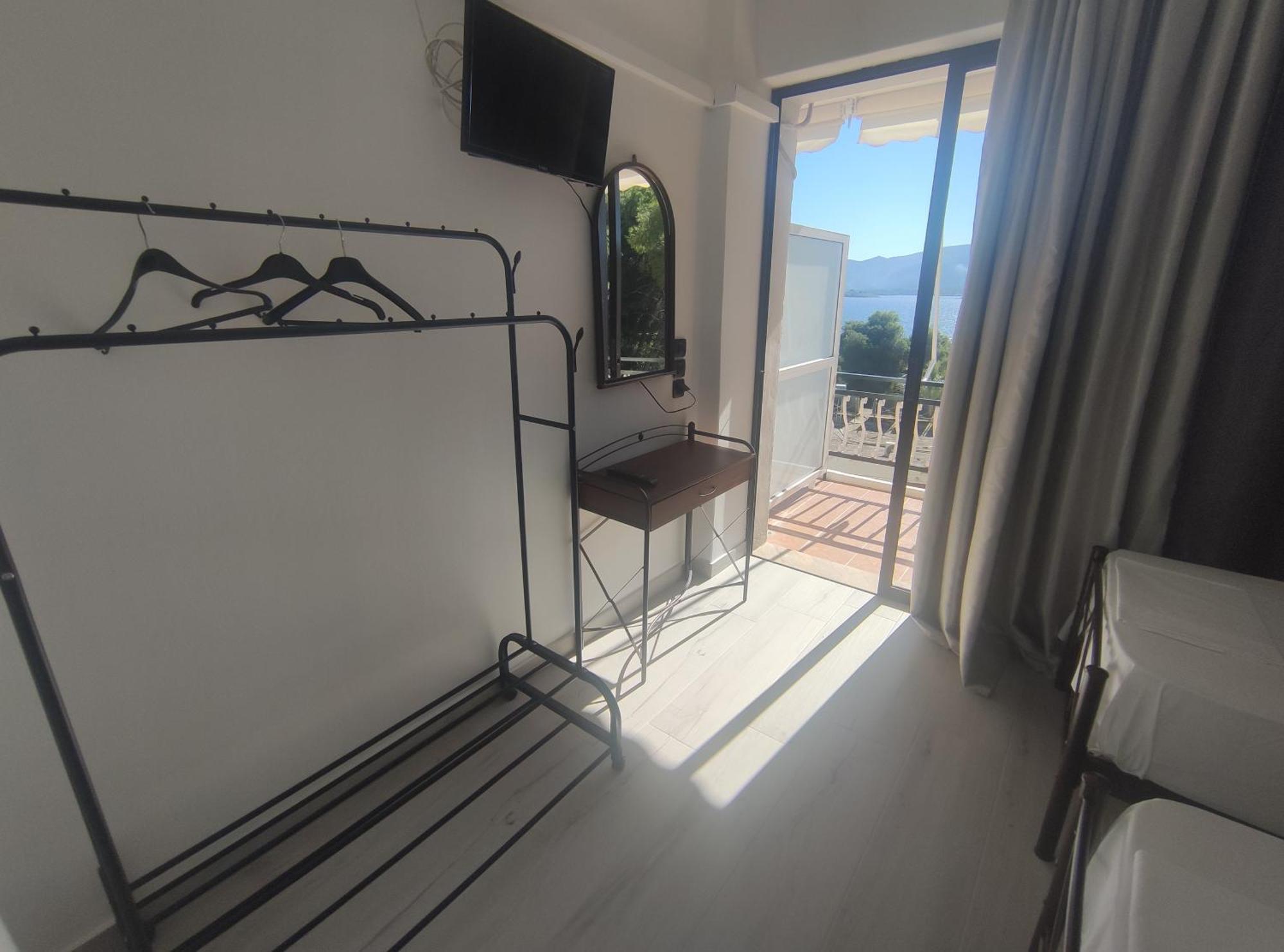Lions 2 Studios & Apartments, Poros Island. Poros Town Bagian luar foto